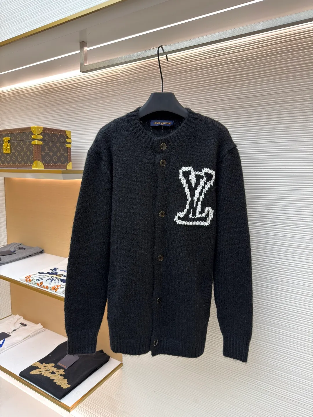 LOUIS VUITTON jacquard logo knitted wool cardigan ●Original version: Purchased and developed for 15999 ●Item number: 1681605-B05 ●Fabric: wool blended fabric ●Technology: jacquard production ●Color: black ●Version: fitted version ●Weight: about 895 grams ●Size: S-M-L-XL ●Description: Made of 40 cashmere, 30 wool, 30 cotton. This type of wool is mixed custom-woven wool. The fabric feels soft and the upper body has a three-dimensional and stylish shape. The button base is made of alloy material, and the pearlescent button laser-engraved brand logo is used on the surface. The jacquard uses imported positive 7-knitted fabric to create the logo. The logo is classic and high-end without losing elegance. This cardigan is made from a blend of sheep wool and yak hair, with thick yarns to create a soft texture. The contrasting LV logo is integrated into the knitted fabric, and the casual and elegant back thread design makes it easy to dress up on weekends. The overall wiring is straight and delicate, the fabric is comfortable and soft, and the color is consistent without color difference. It can be matched with the same style to create a fashionable look and control various occasions. Customized accessories, complete with three standards, same style for men and women!